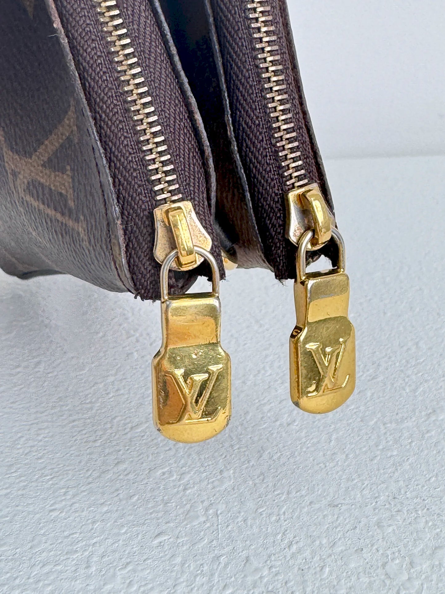 (A38) Louis Vuitton Reverse Monogram Double Zip Pochette Gold Hardware