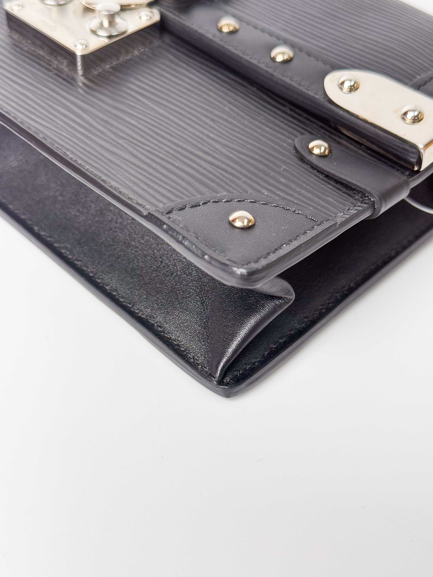(A94) Louis Vuitton Epi Trunk Chain Wallet Silver Hardware