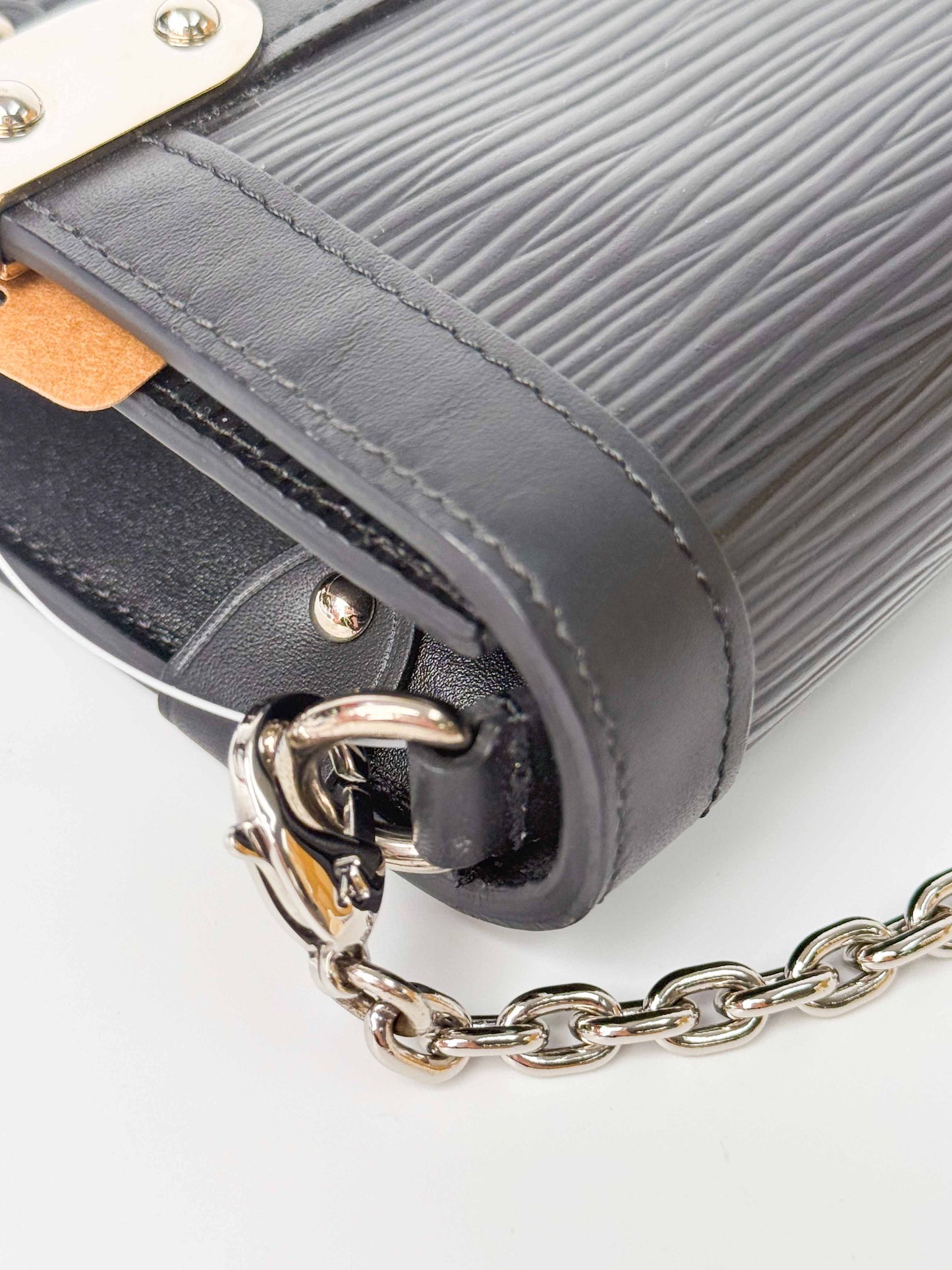 (A94) Louis Vuitton Epi Trunk Chain Wallet Silver Hardware