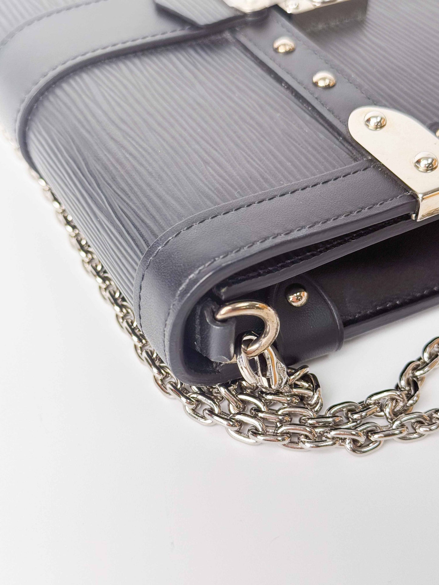 (A94) Louis Vuitton Epi Trunk Chain Wallet Silver Hardware