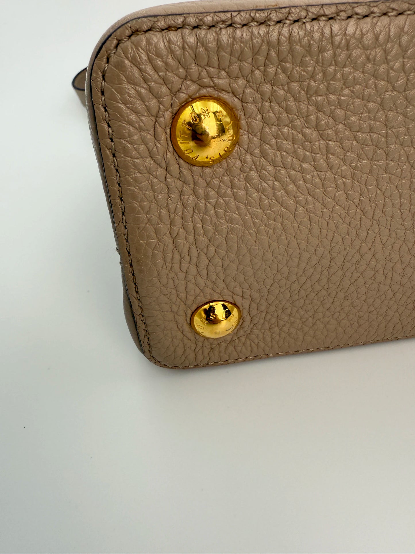 (AJ46) Louis Vuitton Taurillon Beige Capucines MM Size, Gold Hardware