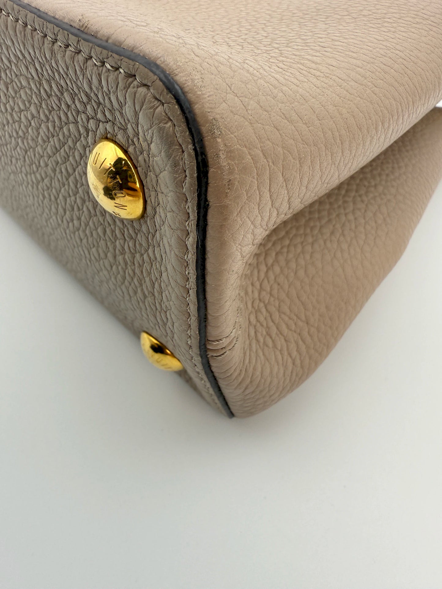 (AJ46) Louis Vuitton Taurillon Beige Capucines MM Size, Gold Hardware
